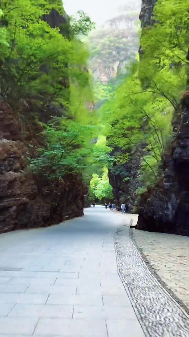 來(lái)趟野三坡吧,全程16華里4小時(shí)2800多臺(tái)階,爬完坐電瓶車瞬間釋懷